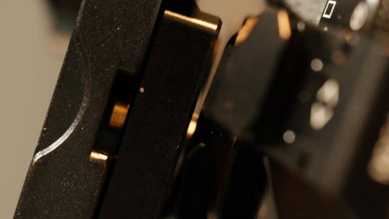 A picture showing the gap between the SmallRig Arca-rail mount.
