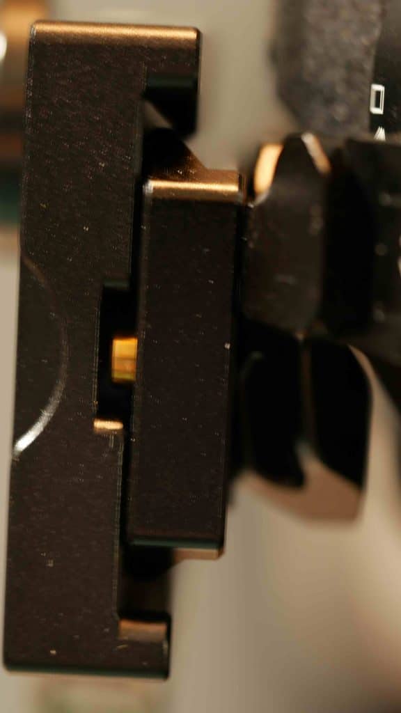 A picture showing the closed gap using the 3d printed washer for the SmallRig Arca-rail mount.